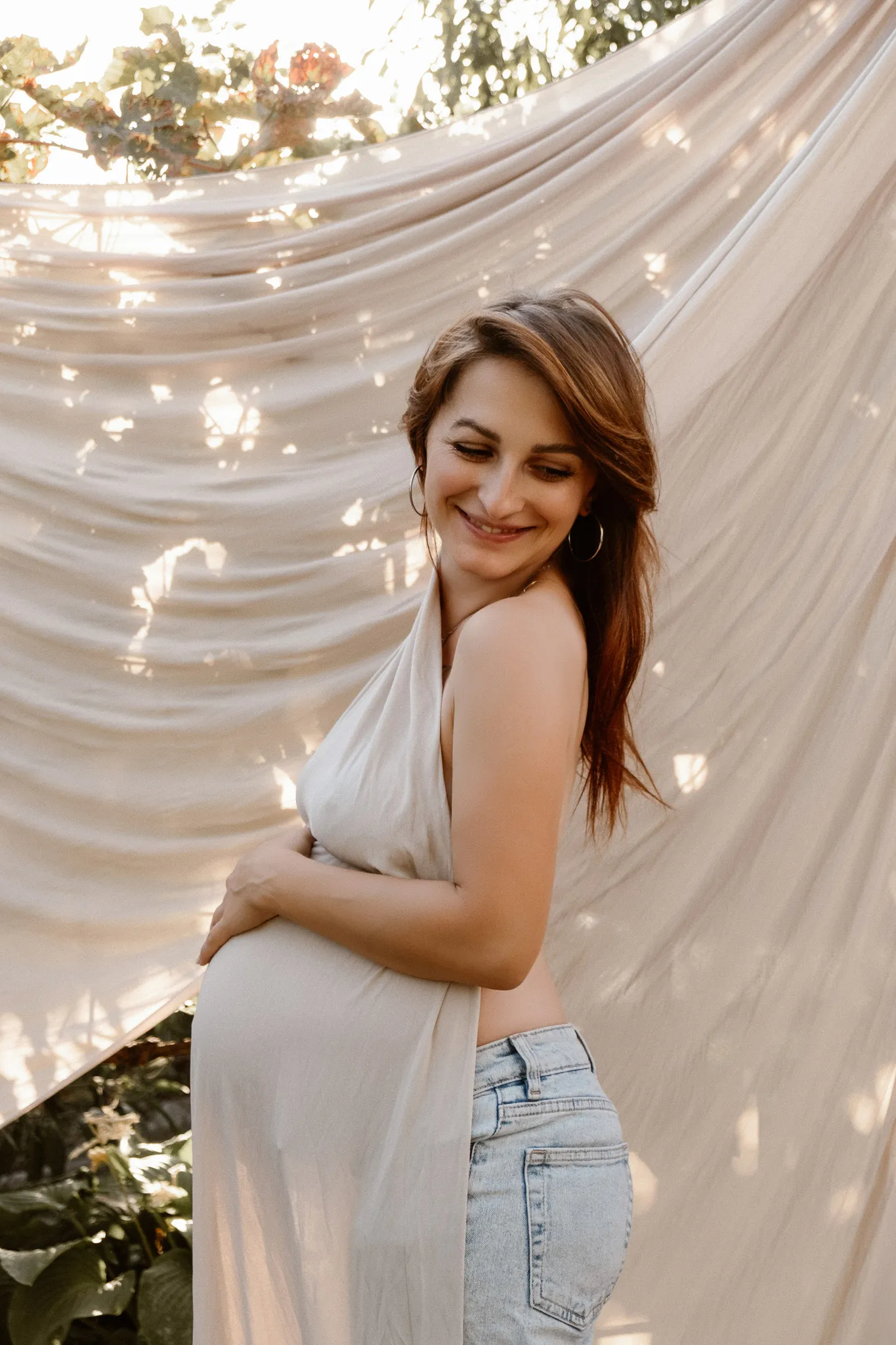 Щаслива вагітна жінка влітку на природі, сімейна фотосесія, maternity-портрет, ніжність і очікування дитини.