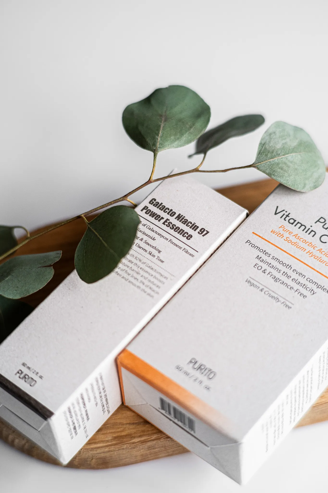 Предметна фотографія косметичних засобів Purito: Galacto Niacin 97 Power Essence та Pure Vitamin C Serum.